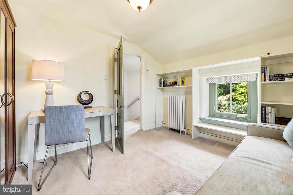 104 W GRAVERS LANE