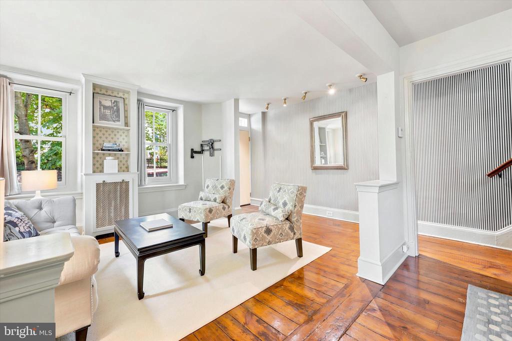 104 W GRAVERS LANE