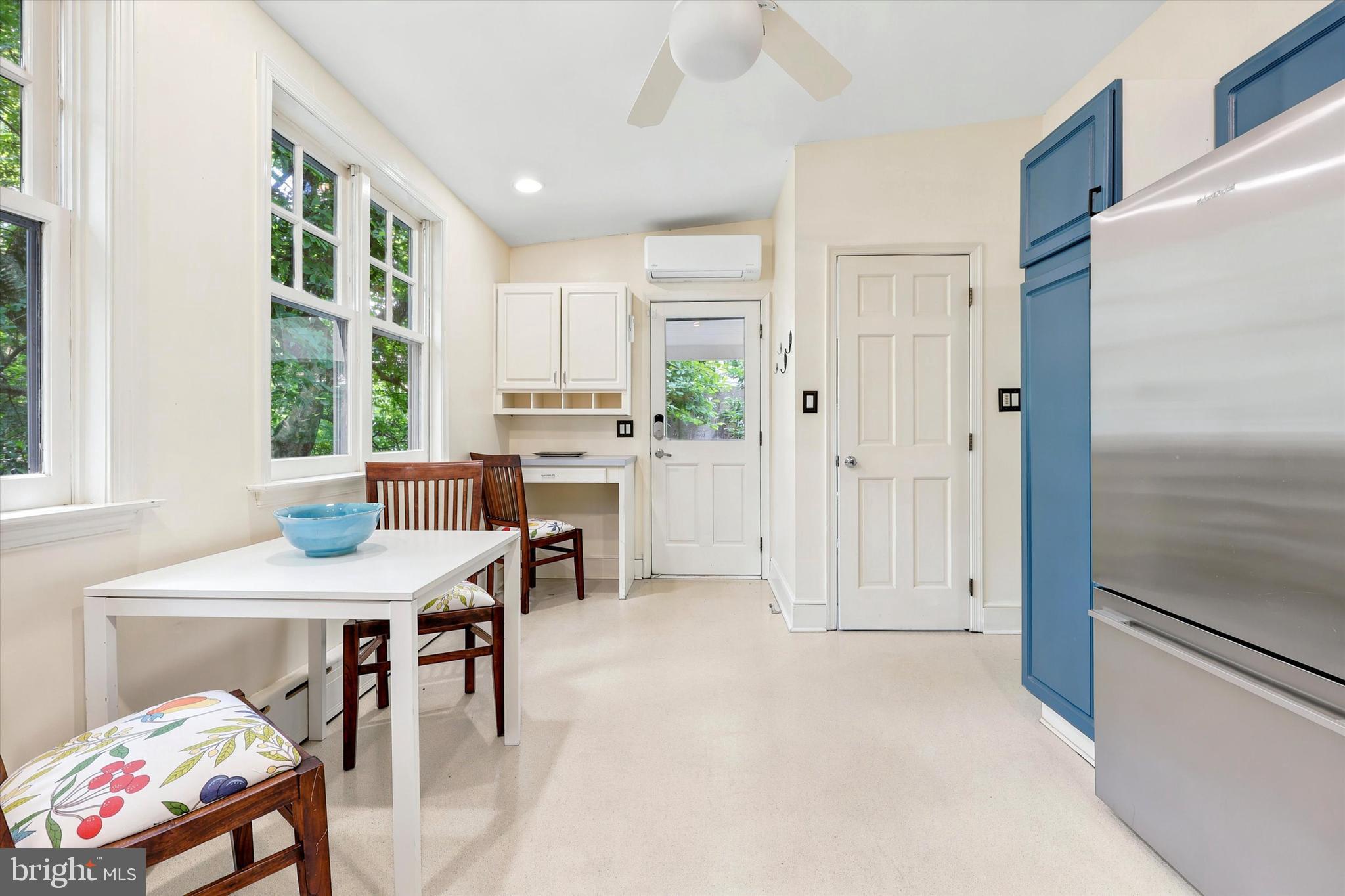 104 W GRAVERS LANE