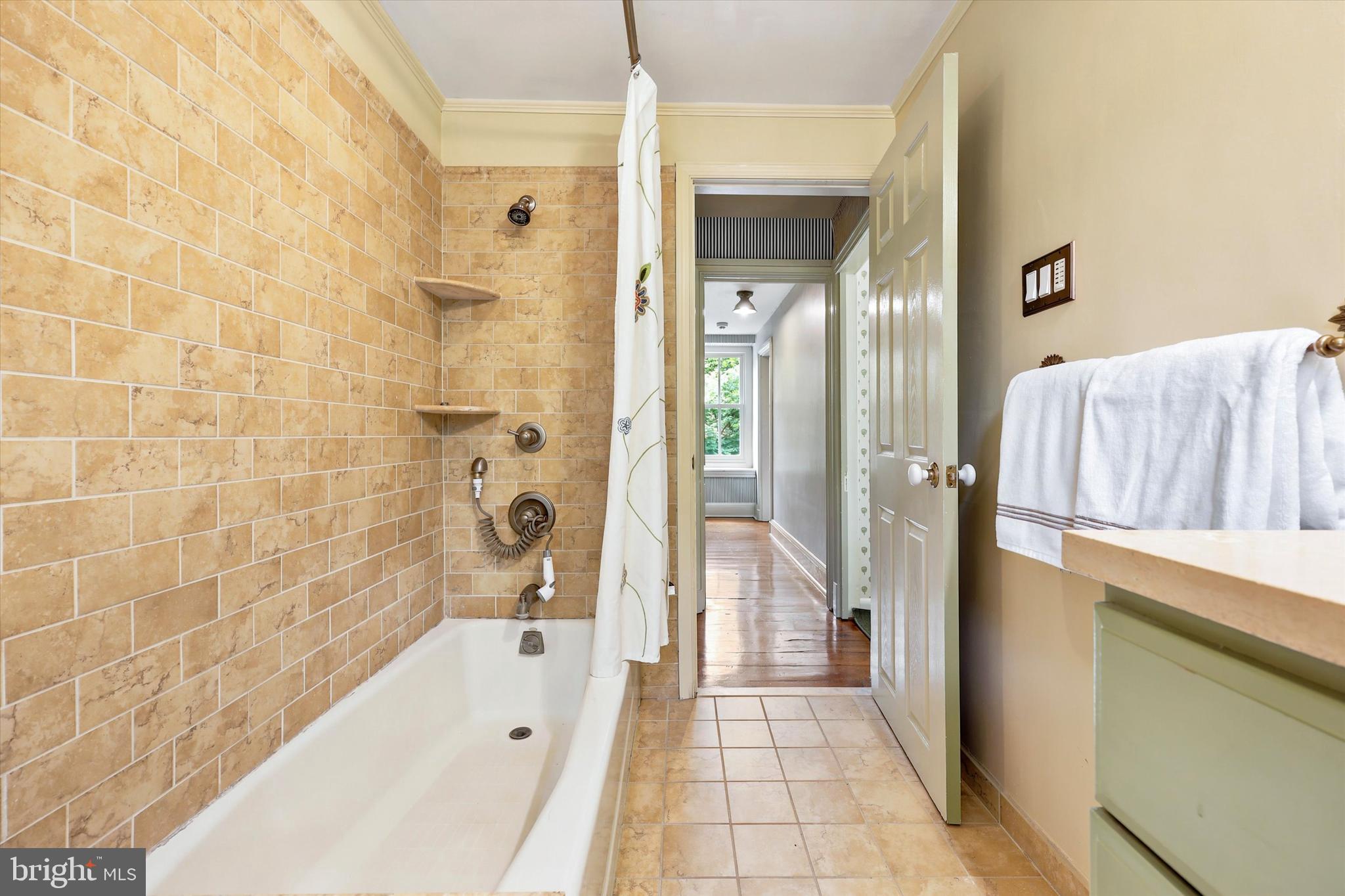 104 W GRAVERS LANE