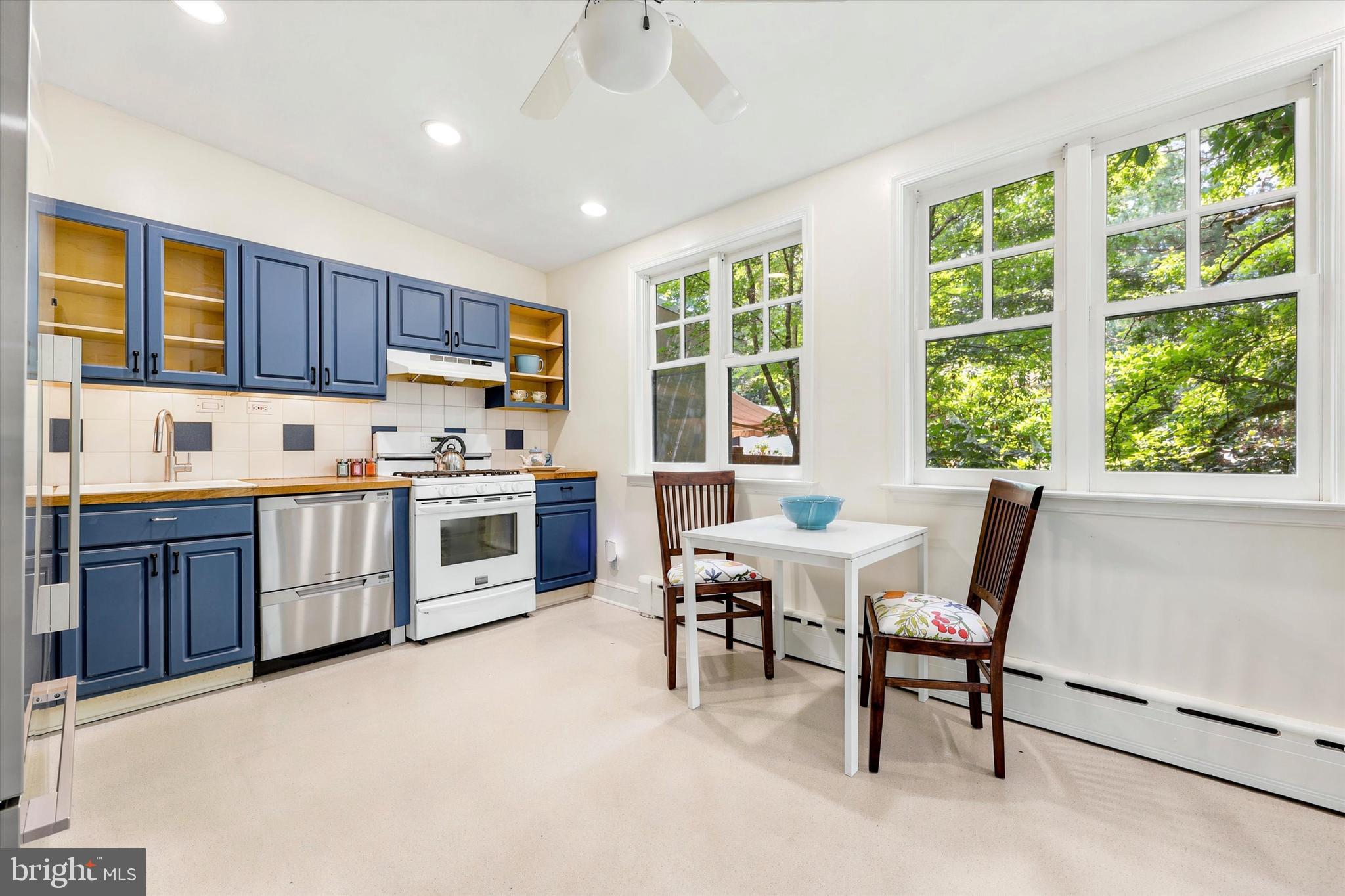 104 W GRAVERS LANE
