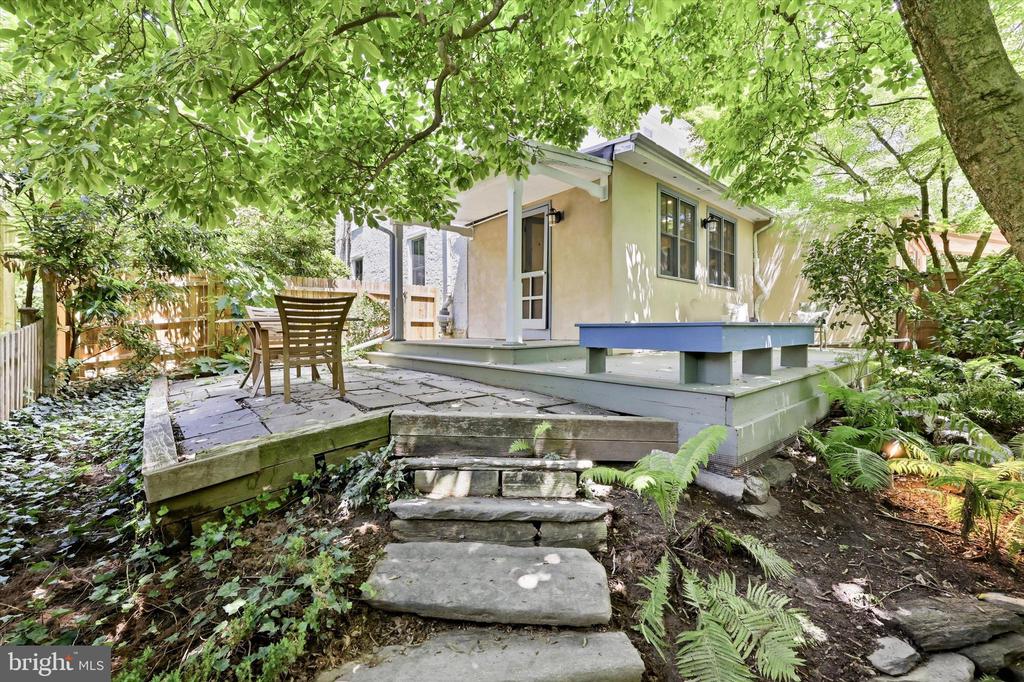 104 W GRAVERS LANE