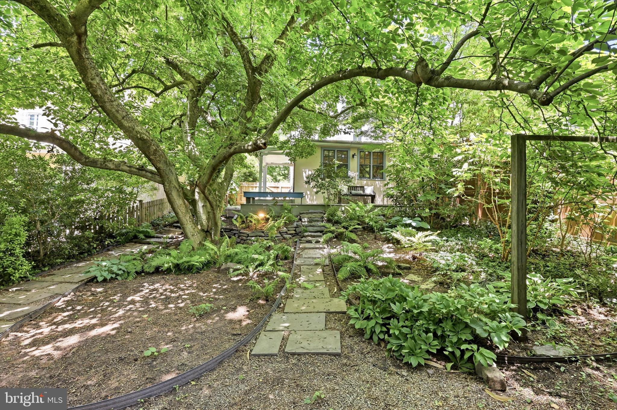 104 W GRAVERS LANE