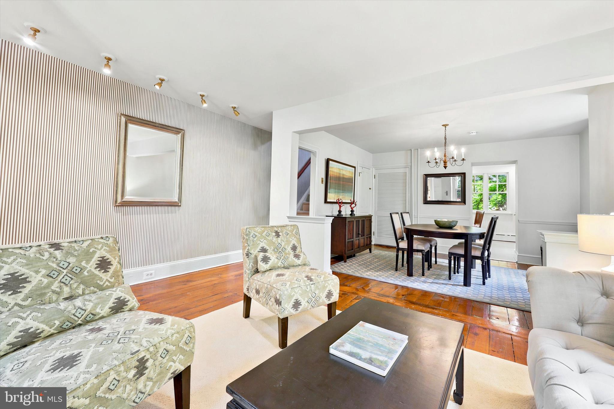 104 W GRAVERS LANE