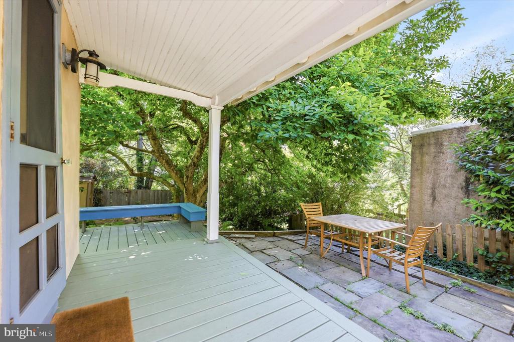 104 W GRAVERS LANE