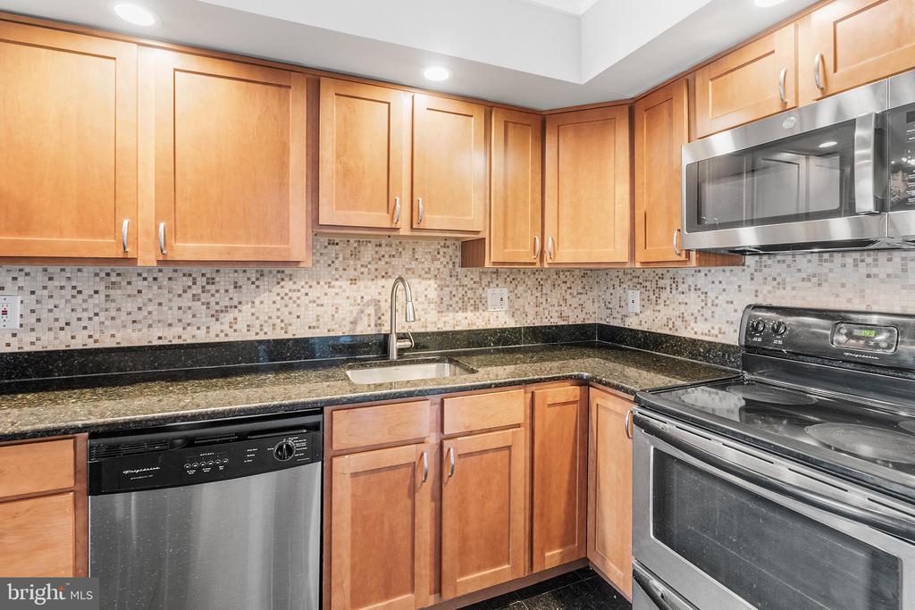 200 LOMBARD STREET 10 528