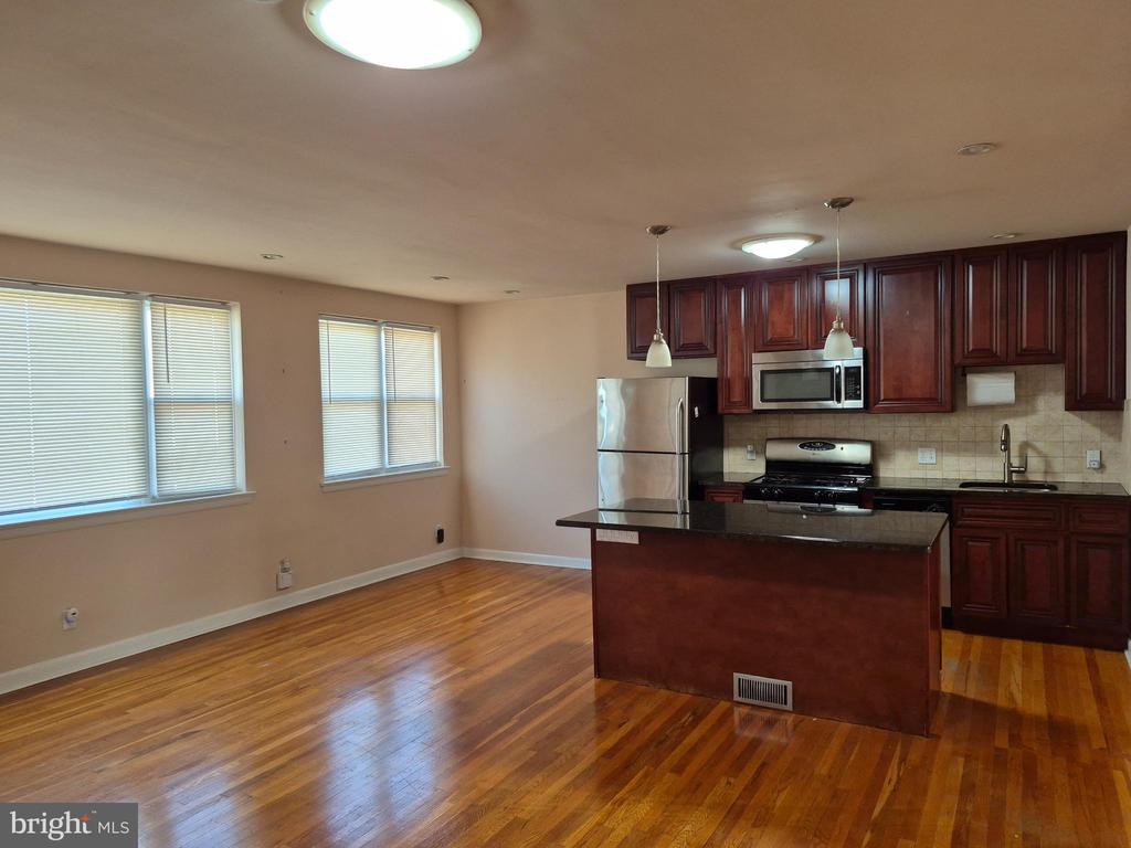 7254 MANSFIELD AVENUE Unit: 2ND FLOOR