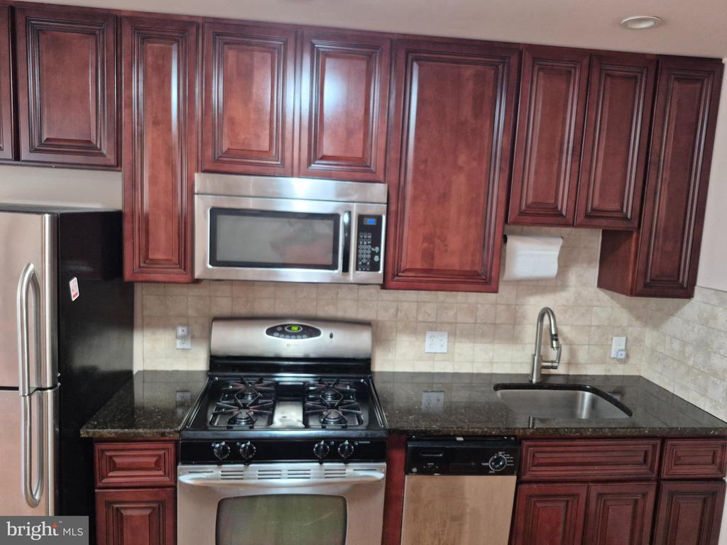 7254 MANSFIELD AVENUE Unit: 2ND FLOOR