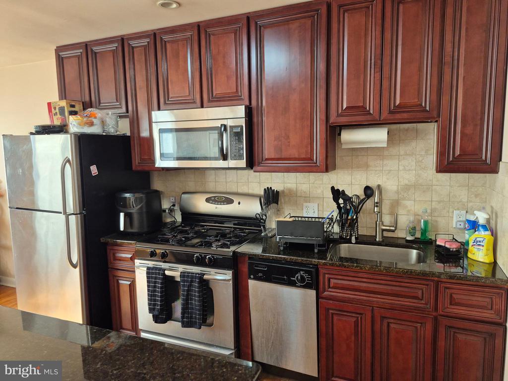 7254 MANSFIELD AVENUE Unit: 2ND FLOOR