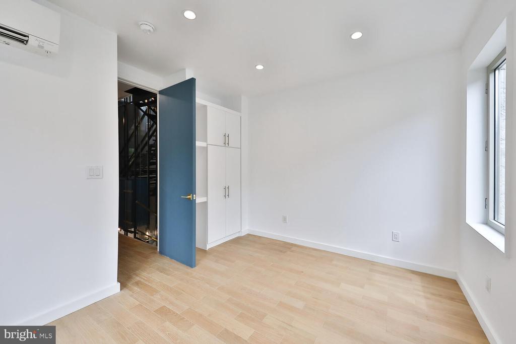 725 S 6TH STREET