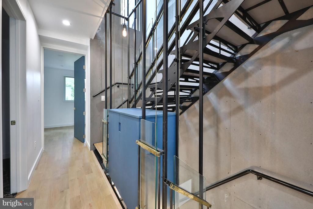 725 S 6TH STREET