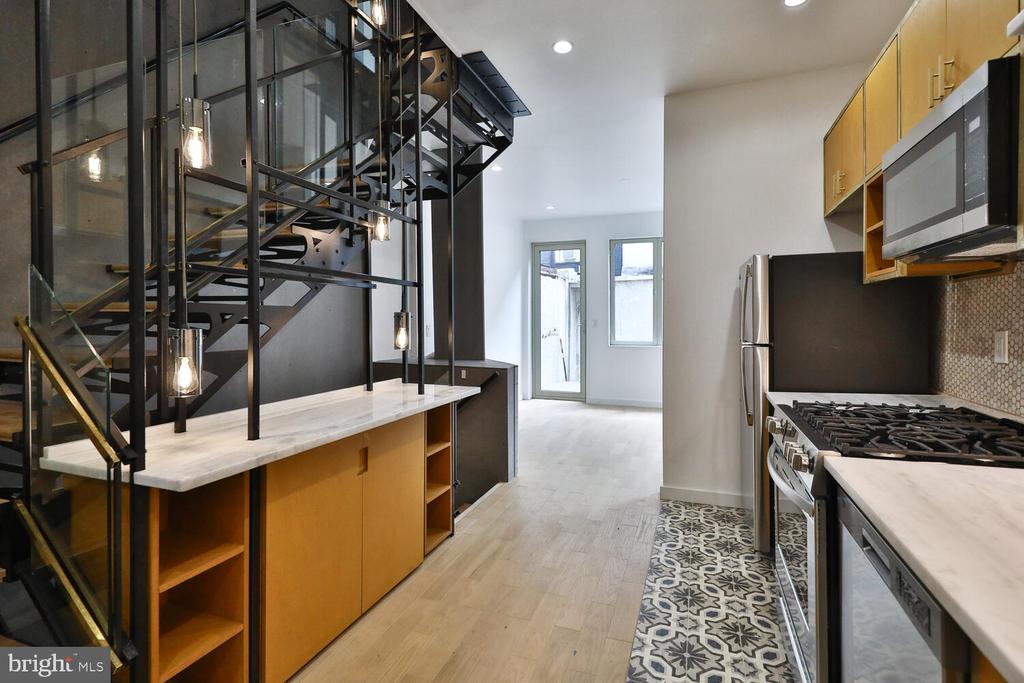 725 S 6TH STREET