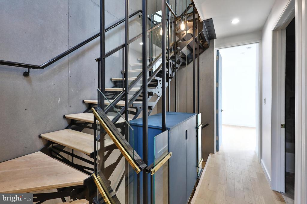 725 S 6TH STREET