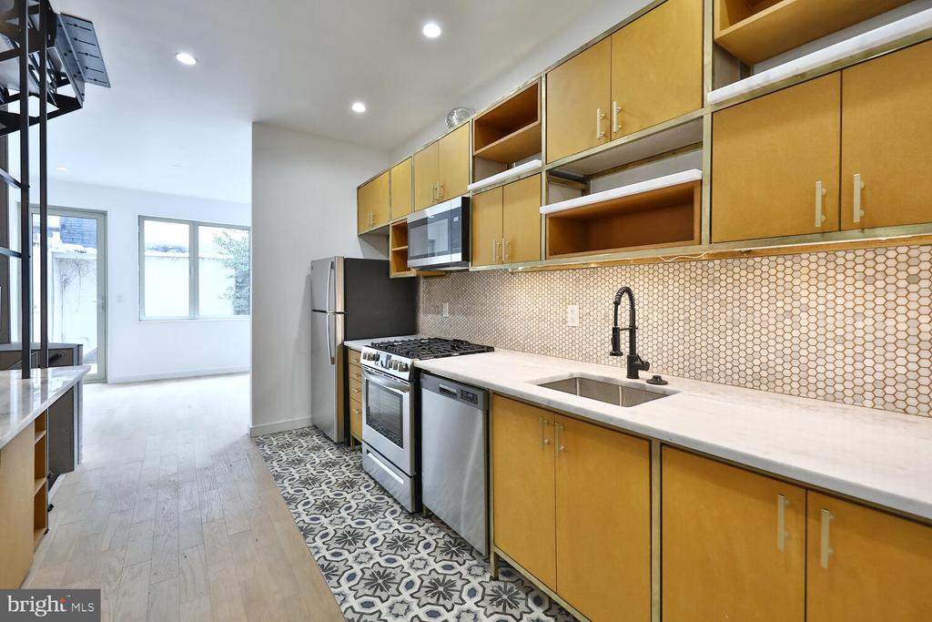 725 S 6TH STREET