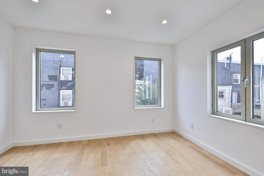 725 S 6TH STREET
