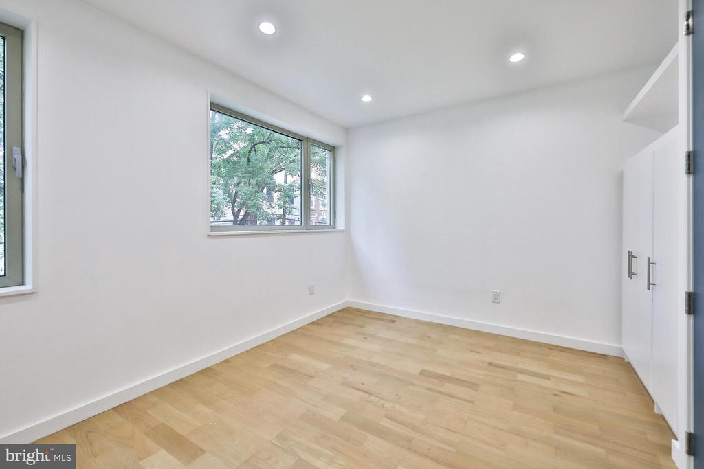 725 S 6TH STREET