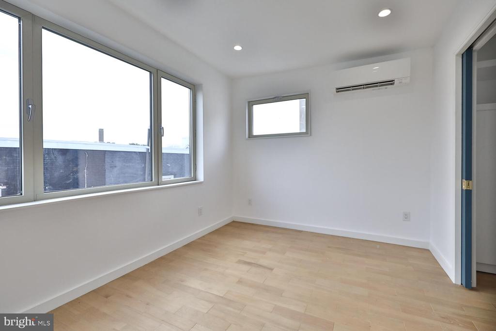 725 S 6TH STREET