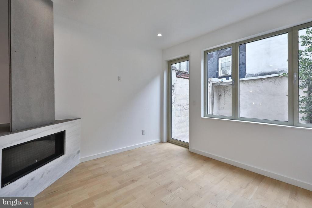 725 S 6TH STREET