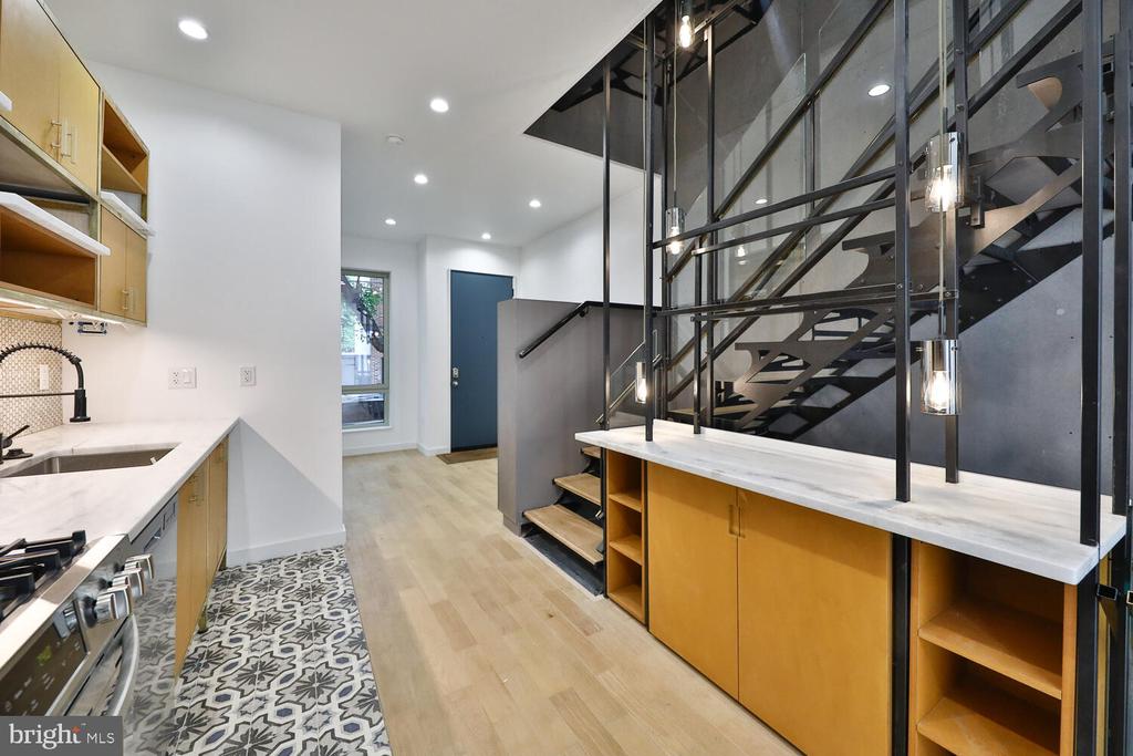 725 S 6TH STREET