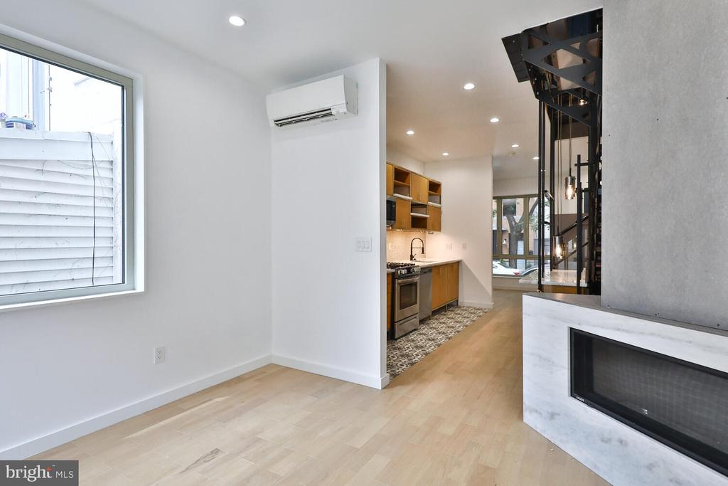 725 S 6TH STREET
