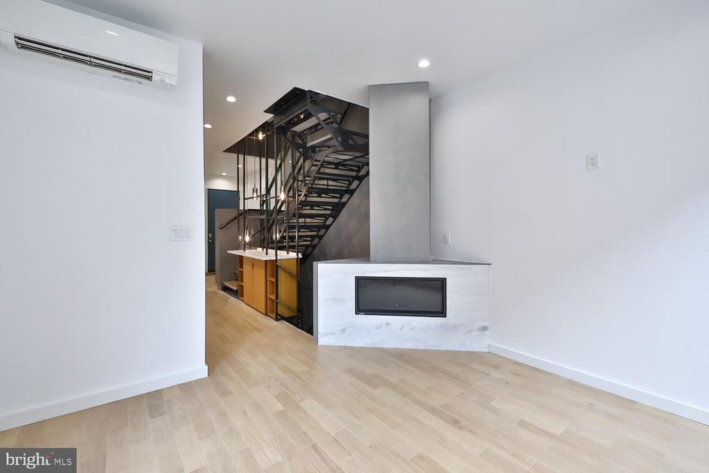 725 S 6TH STREET