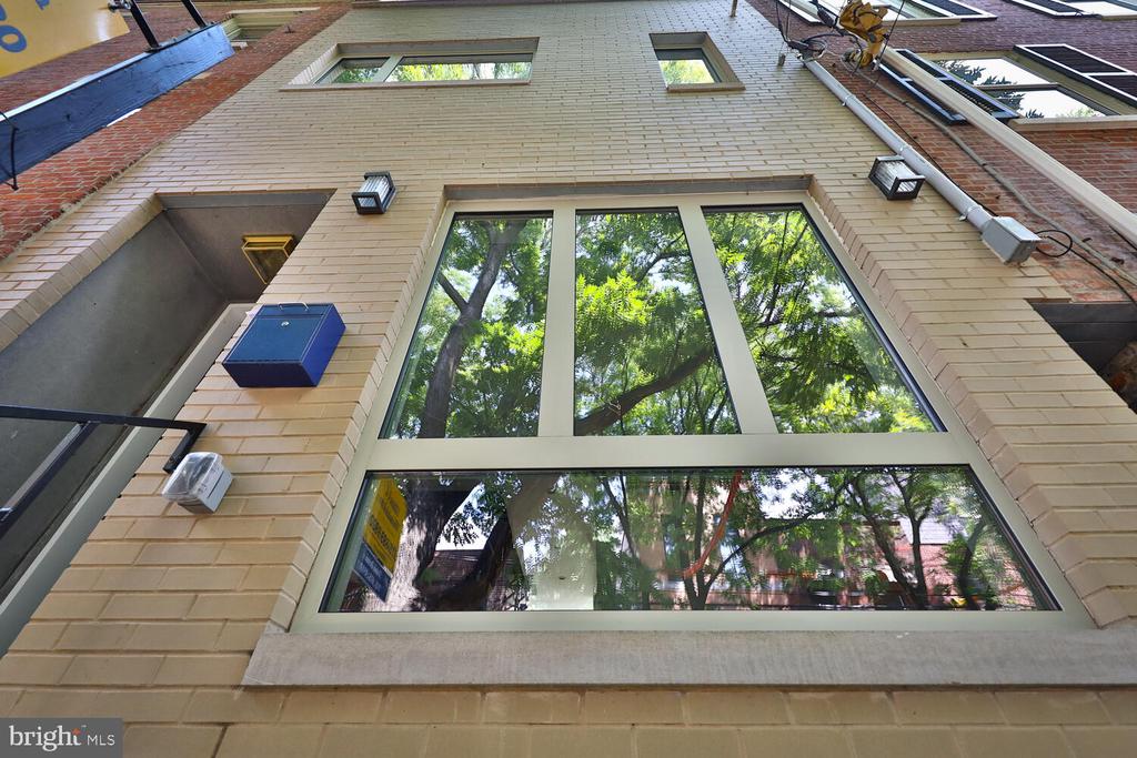 725 S 6TH STREET