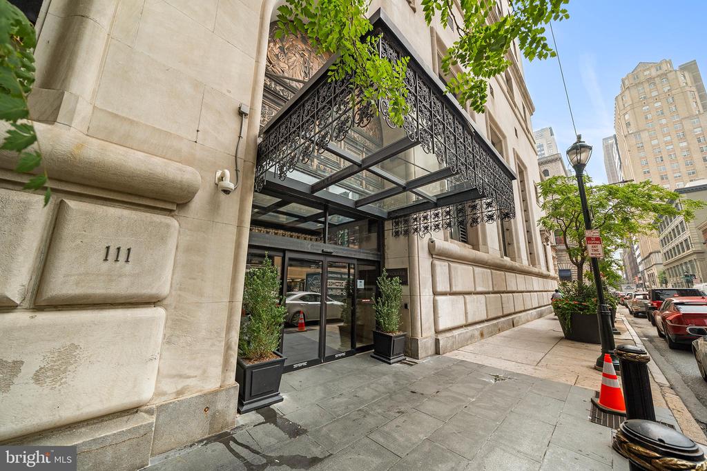 111 S 15TH STREET Unit: 2008