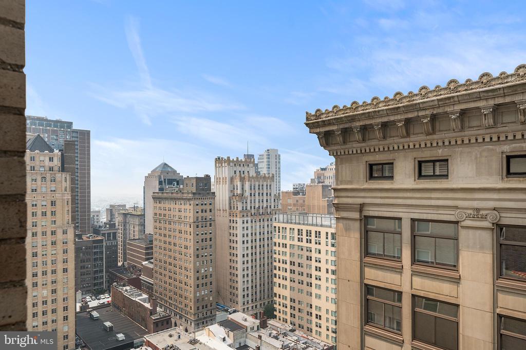 111 S 15TH STREET Unit: 2008