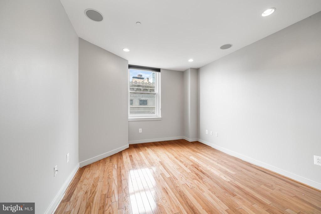 111 S 15TH STREET Unit: 2008