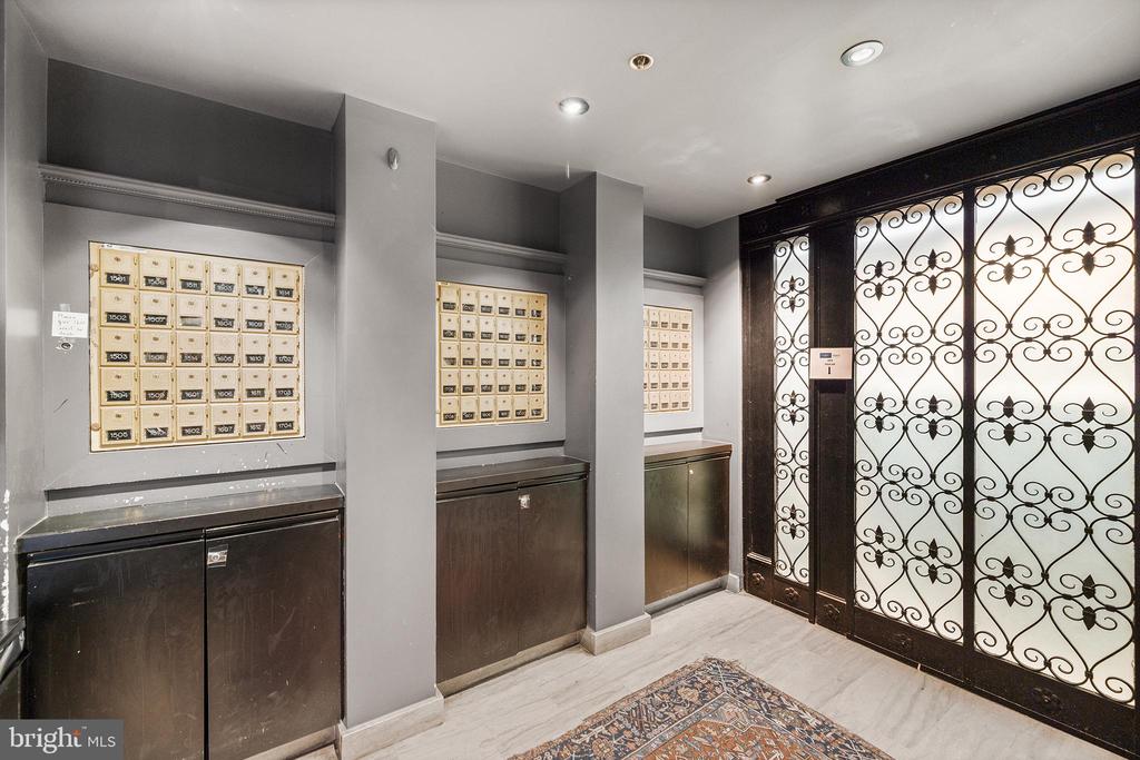 111 S 15TH STREET Unit: 2008