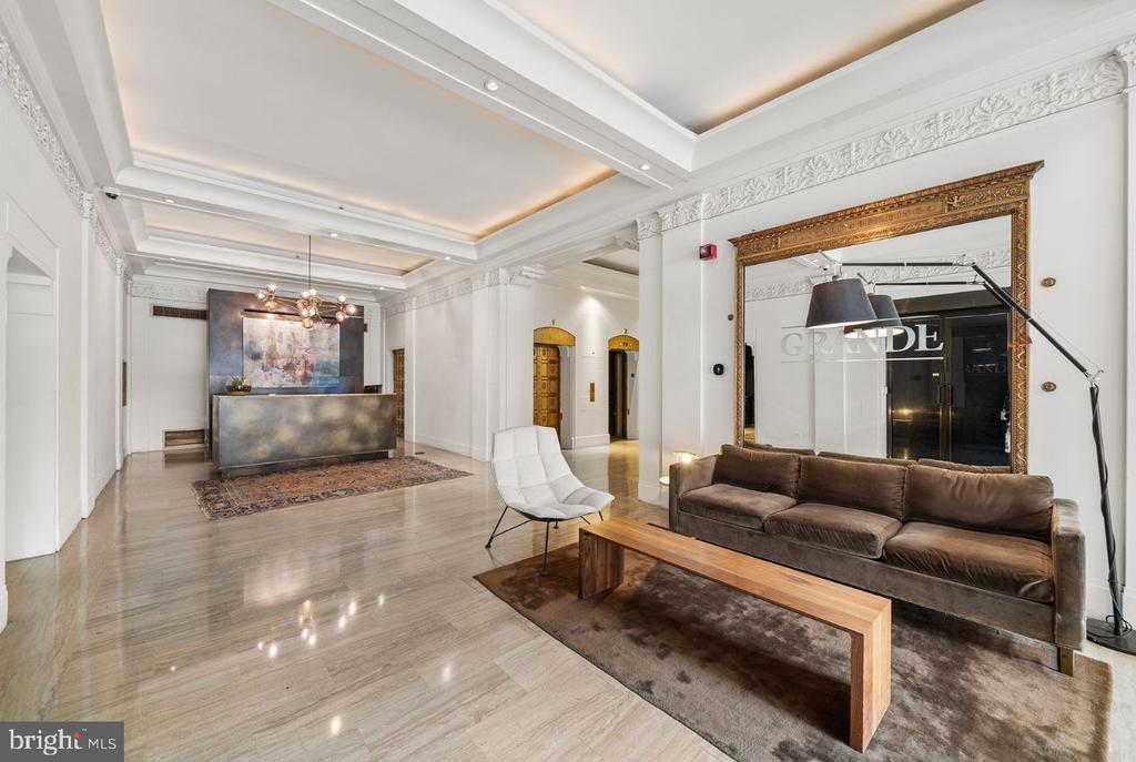 111 S 15TH STREET Unit: 2008