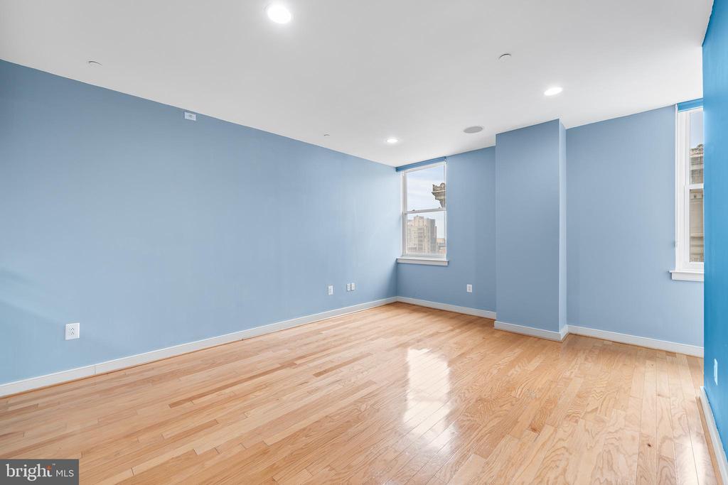 111 S 15TH STREET Unit: 2008
