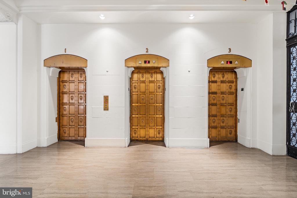 111 S 15TH STREET Unit: 2008