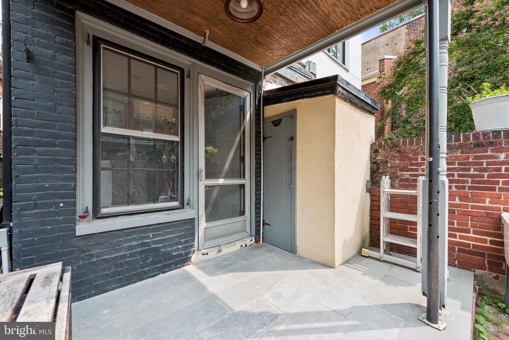 2218 LOCUST STREET