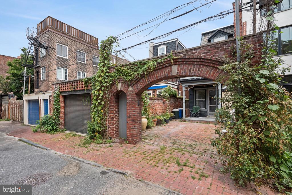 2218 LOCUST STREET