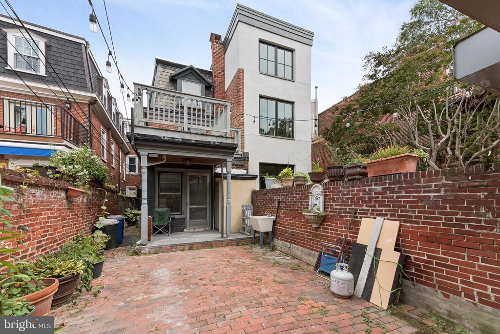 2218 LOCUST STREET
