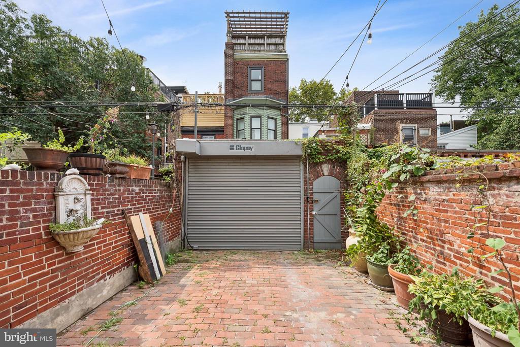 2218 LOCUST STREET
