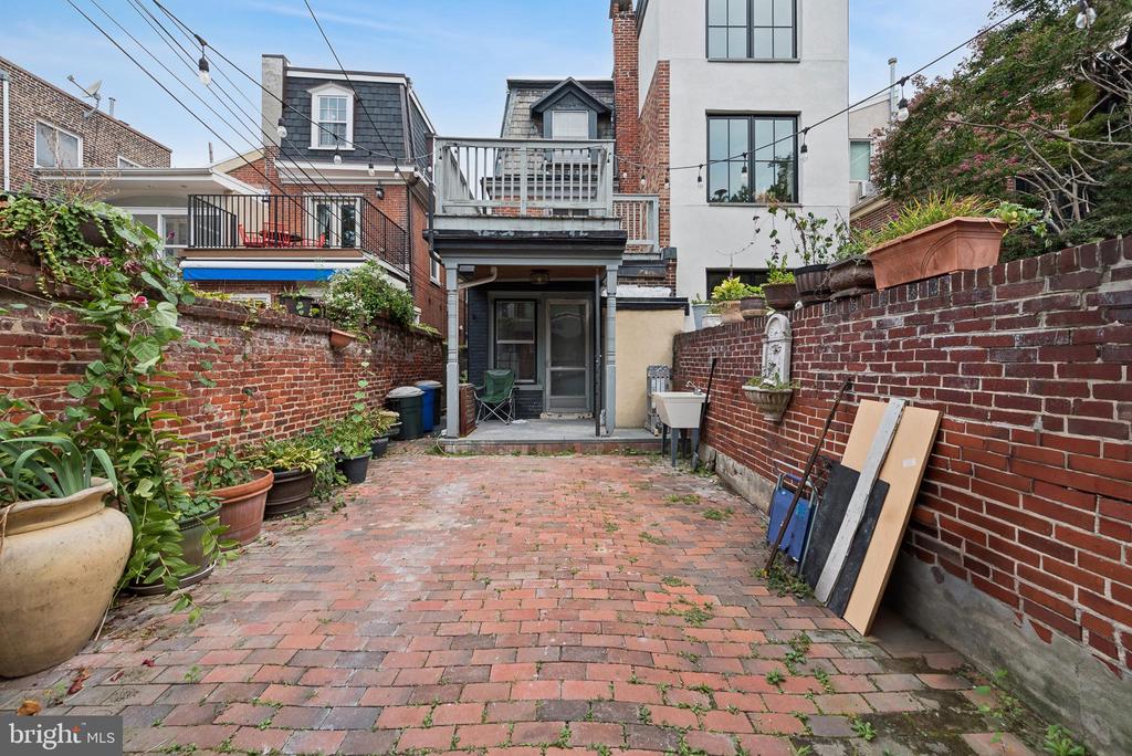 2218 LOCUST STREET
