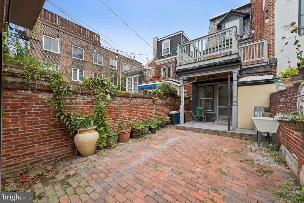2218 LOCUST STREET