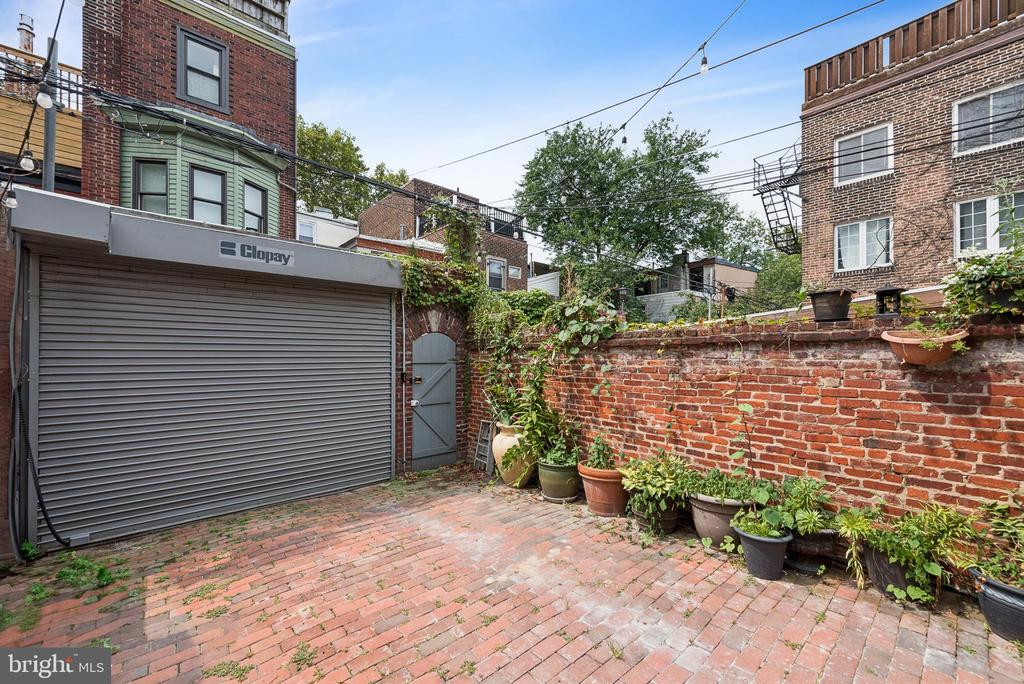 2218 LOCUST STREET