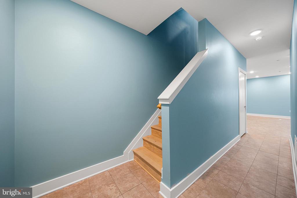 1241 CREASE STREET Unit: 2