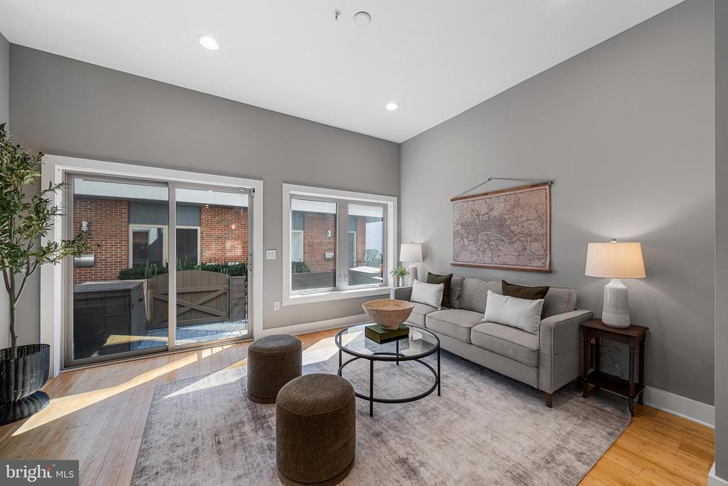1241 CREASE STREET Unit: 2