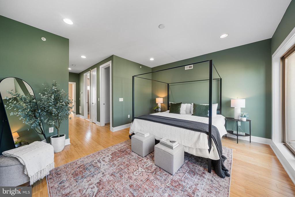 1241 CREASE STREET Unit: 2