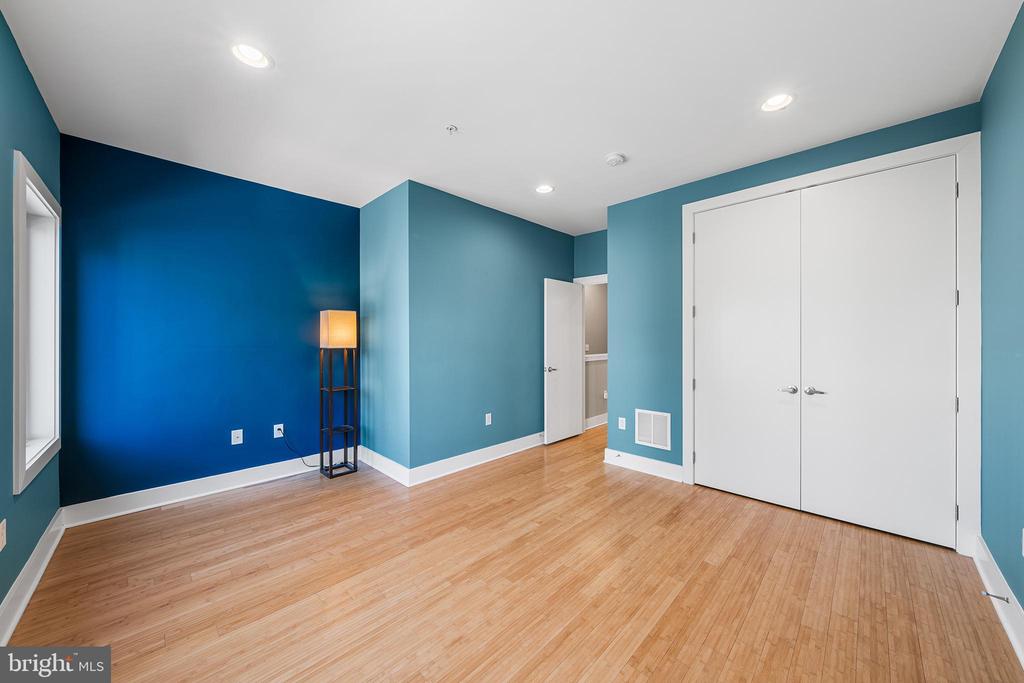 1241 CREASE STREET Unit: 2