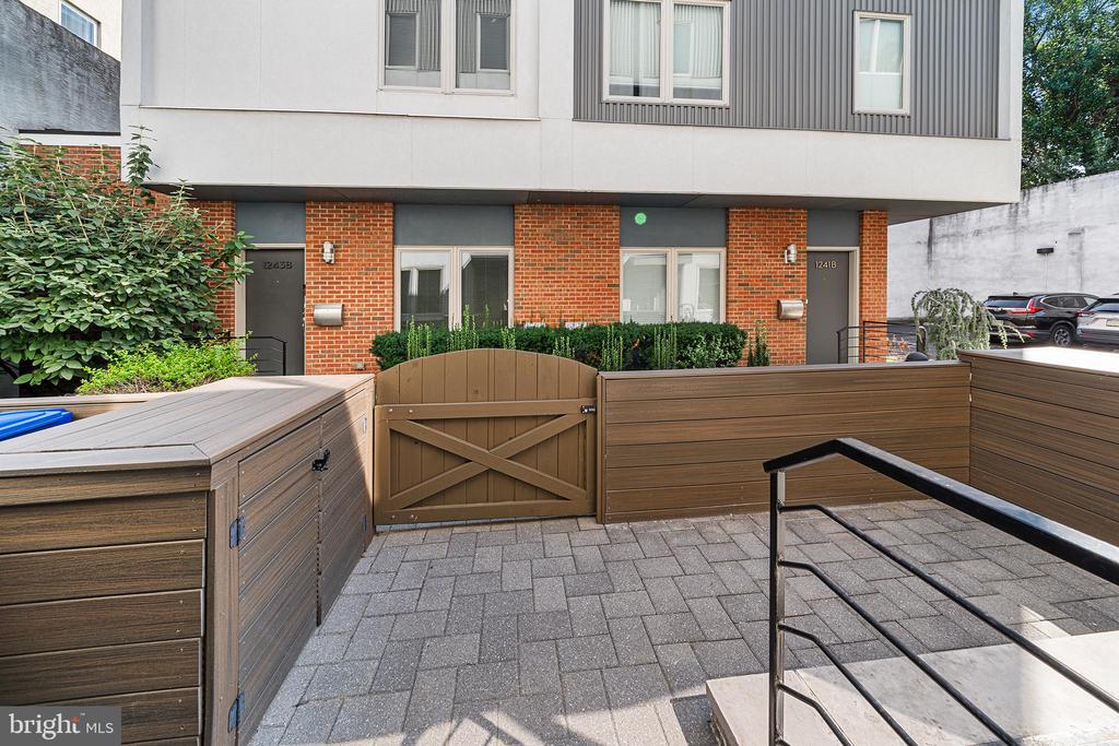 1241 CREASE STREET Unit: 2