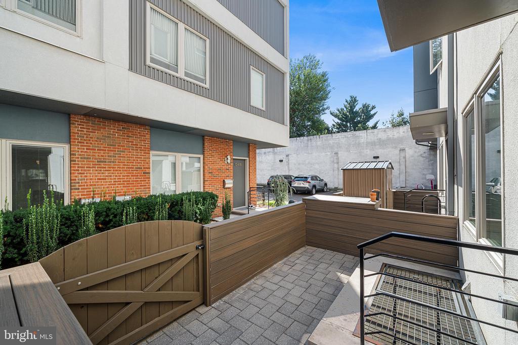 1241 CREASE STREET Unit: 2