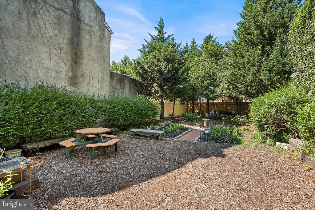 1241 CREASE STREET Unit: 2