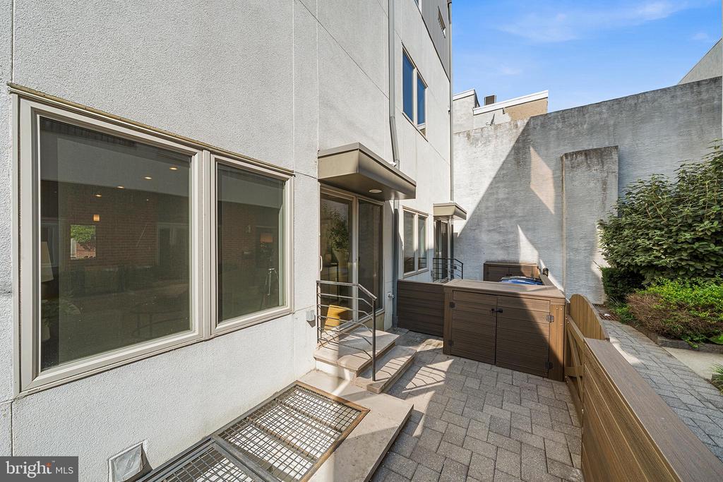 1241 CREASE STREET Unit: 2