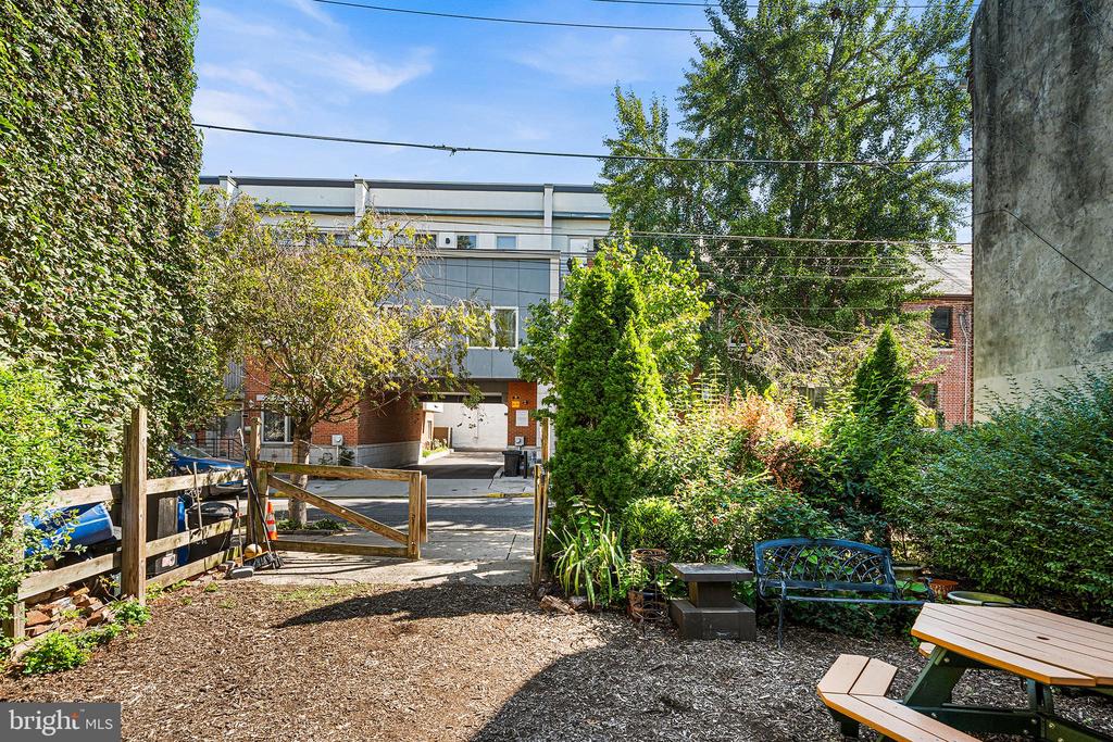 1241 CREASE STREET Unit: 2