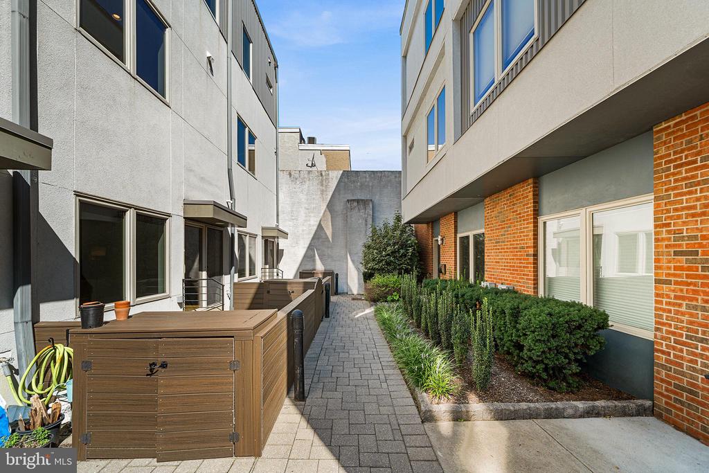 1241 CREASE STREET Unit: 2